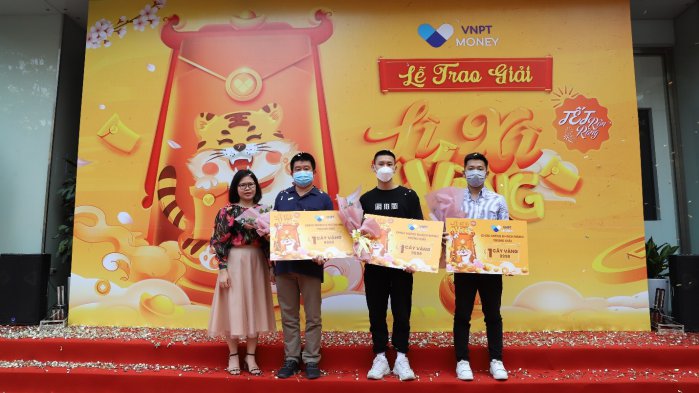 Trao Thưởng Khách Hàng Trúng Giải Vàng SJC9999 Cùng VNPT Money