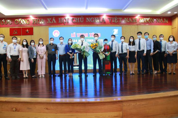 Tặng hoa lưu niệm chương trình