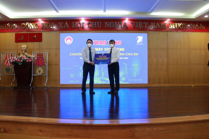 Trao biểu trưng 