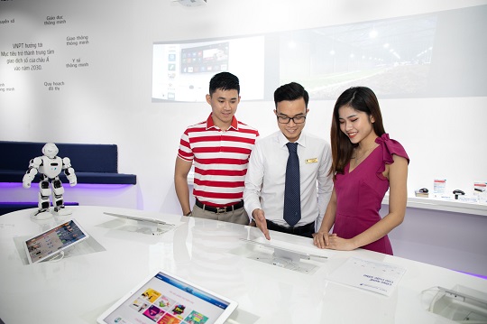 Khách hàng đang tìm hiểu giải pháp VNPT HIS tại showroom của VNPT