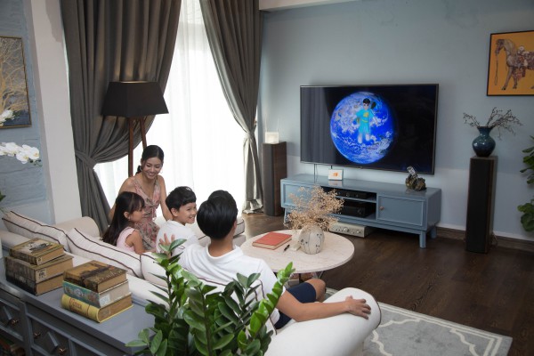 gia đình tụ họp xem truyền hình MyTV